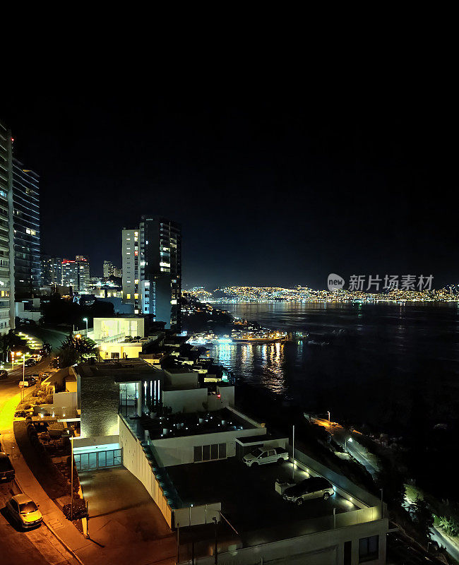 太平洋海岸的夜景Viña del Mar.背景是港口和瓦尔帕莱索市(联合国教科文组织世界遗产)。智利。